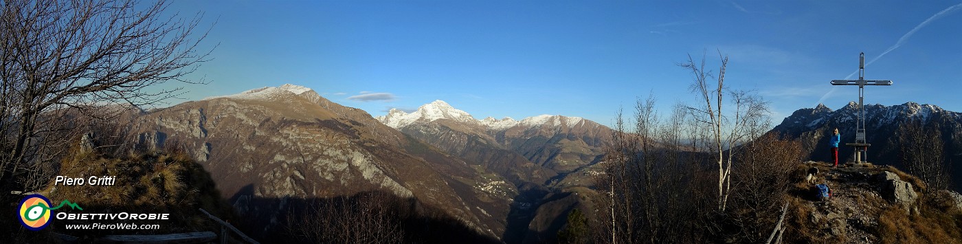 40 Panoramica dal Monte Castello verso Alben, Grem, Arera e Menna.jpg